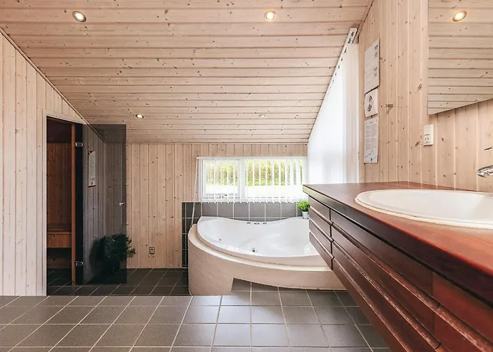 別荘 Modern Retreat - By Traum Trudslev